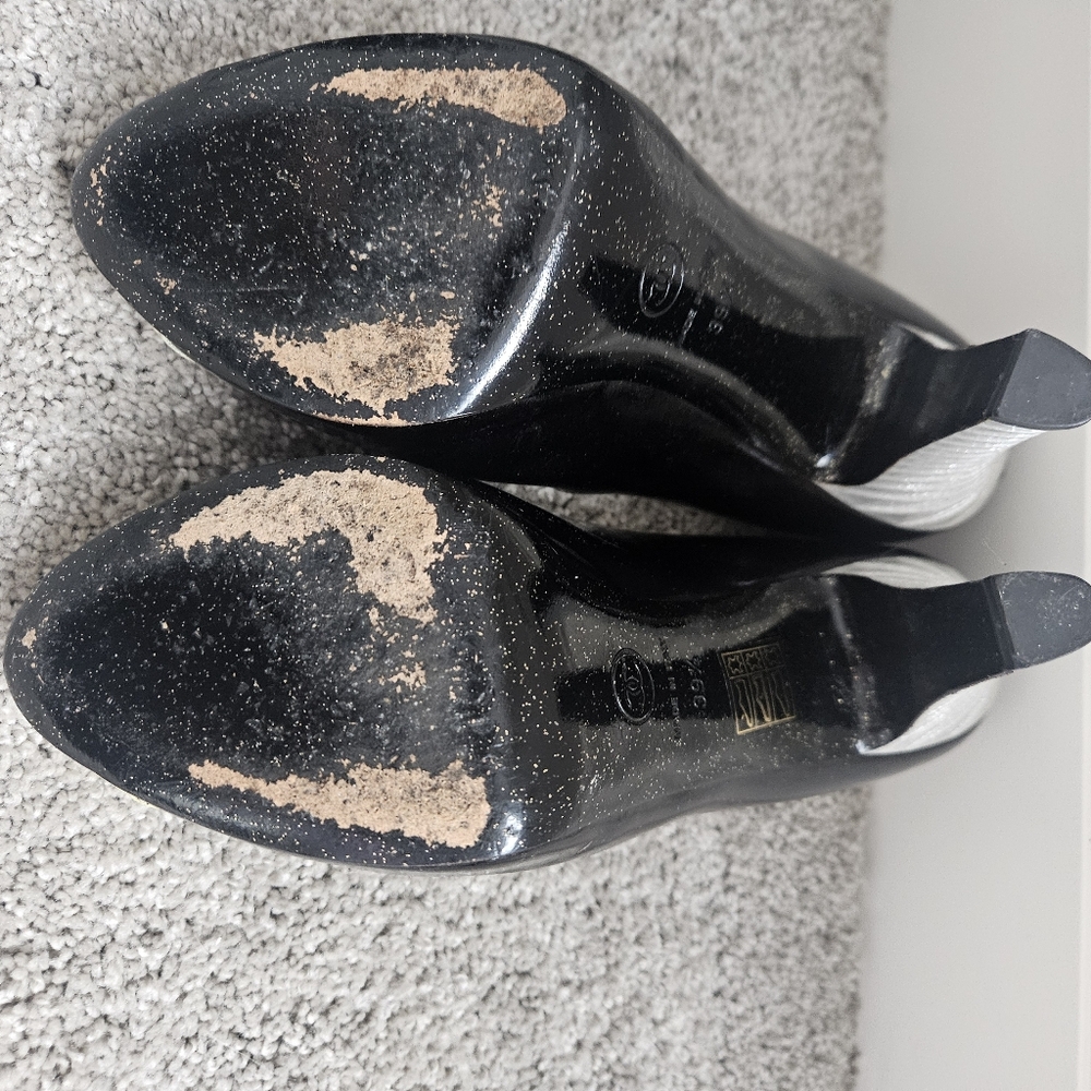 Pre loved authentic Chanel pumps - Picture 8 of 15